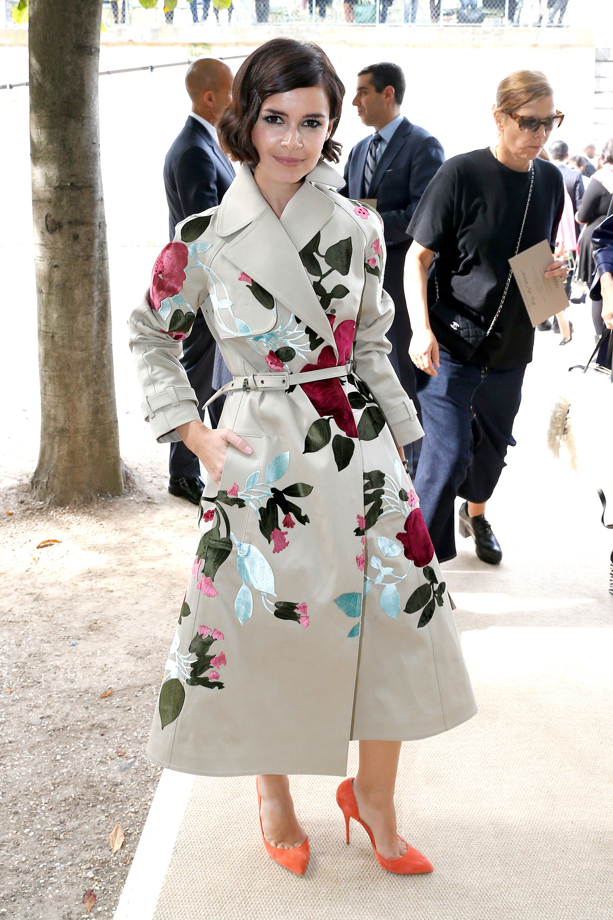 Men S Trench Coats 5 Spring Clics Brazilian Model Izabel Goulart Rocked The Trench Coat Trend While Spending Time In Paris During Last Fashion Week She Combined Her Camel With