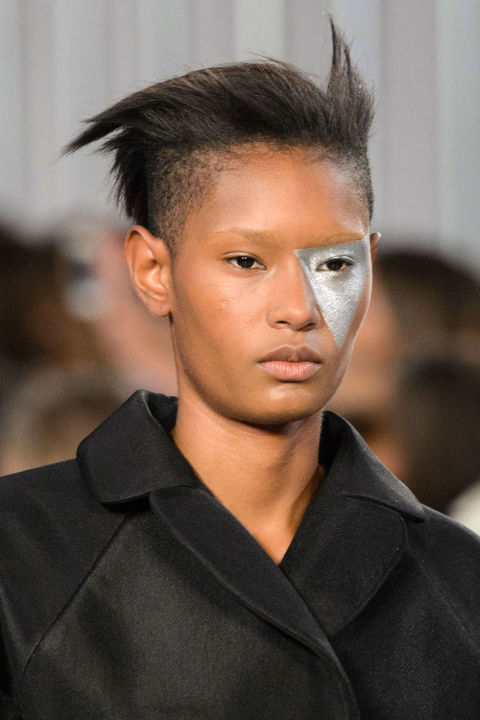 Riffing on a palette of super-saturated blues and silvers, McGrath accentuated eyes with geometric metal designs and botanical ultramarine motifs. Skin was either powdered white with berry lips or left bare. 
