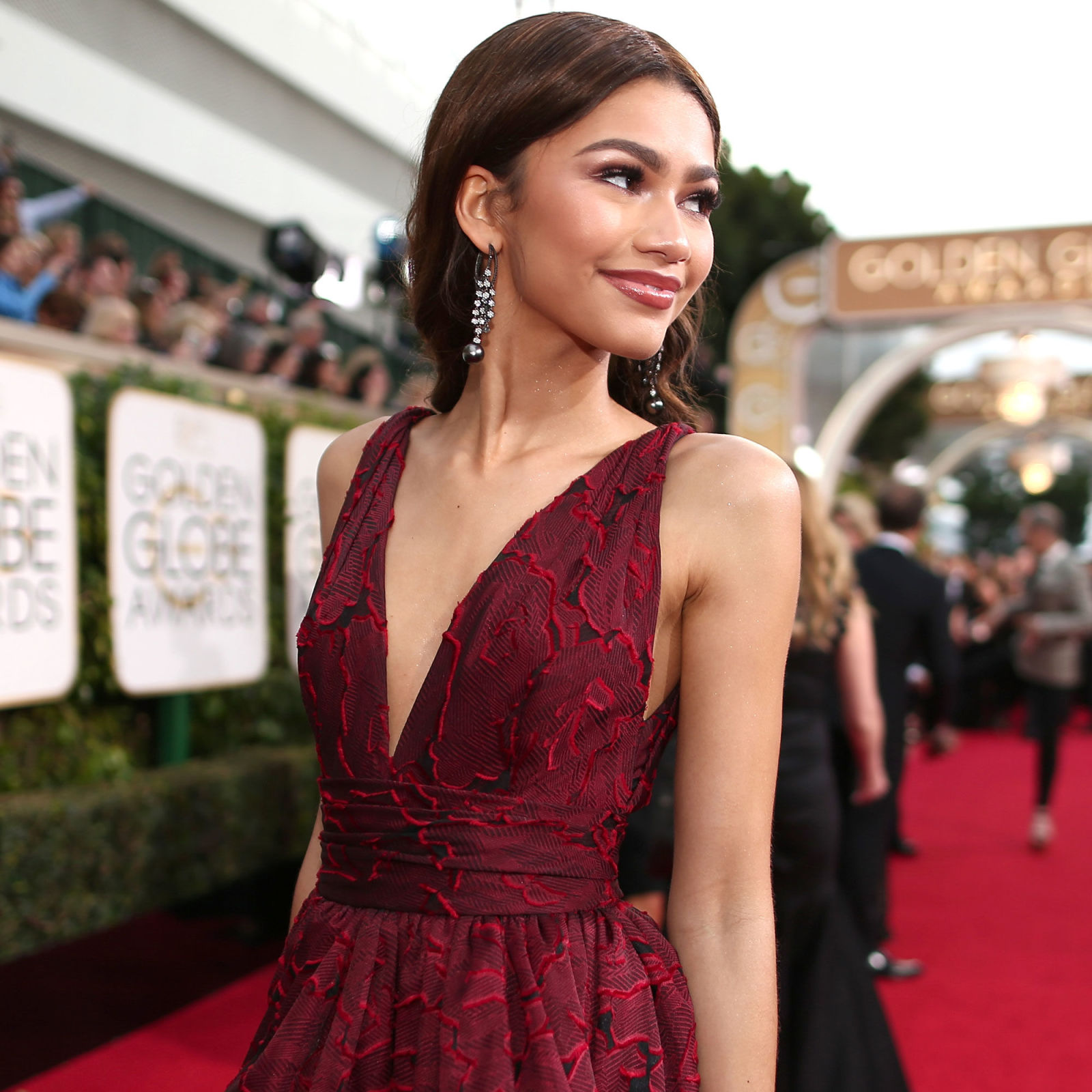 How Zendaya Shortened Her Golden Globes Dress - Zendaya Golden Globes Red Carpet 2016 How Zendaya Shortened Her Golden Globes Dress - Zendaya Golden Globes Red Carpet 2016