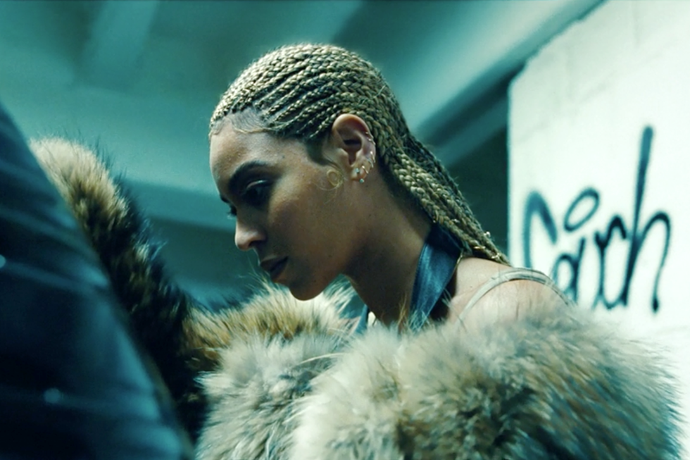 15 Beyonce Hairstyles From Lemonade Kim Kimble Discusses Lemonade Opens With Don T Hurt Yourself Beyoncé Leans Against A Car