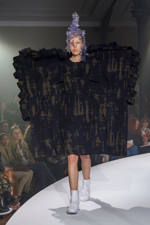 Comme des garcons spring 2017 runway review Comme des garcons spring 2017 runway review