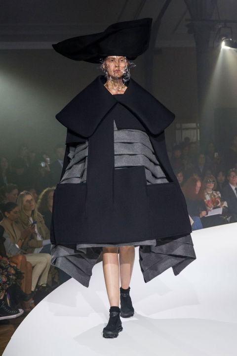 Comme des garcons spring 2017 runway review Comme des garcons spring 2017 runway review
