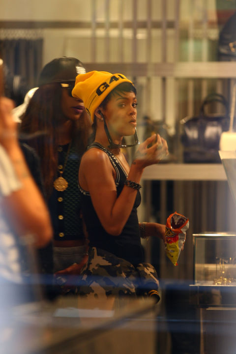 Rihanna lagi makan Cheetos