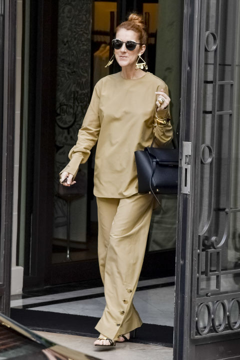 Celine Dion dengan setelan piyama