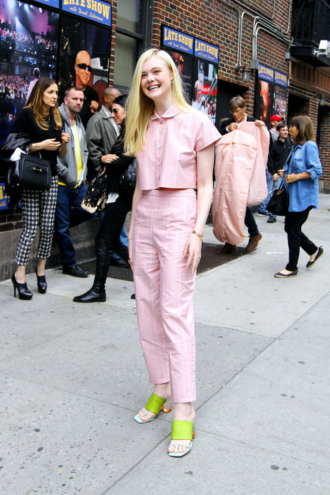 Elle Fanning dalam setelan piyama