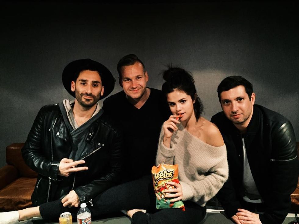 Selena Gomez saat ngemil Cheetos Extra Spicy