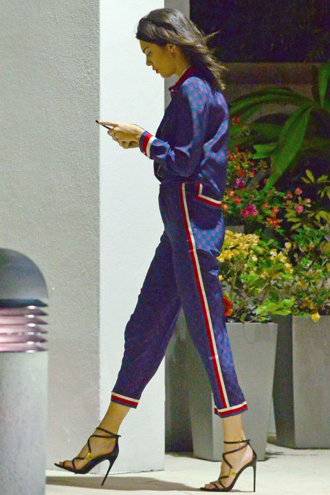 Kendall Jenner dengan setelan piyama