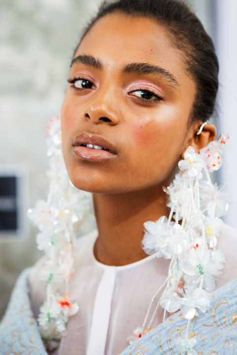 "Last year was all about the matte lip, but I want to bring
gloss back," says Ta. Park wholeheartedly agrees: "Liquid matte lips dominated
the last few years, but lipgloss is a refreshing change giving dimension,
shine, and youth." And if Glossier's holiday set, which included a shamelessly
shiny gloss, is any sign, they are right on trend.